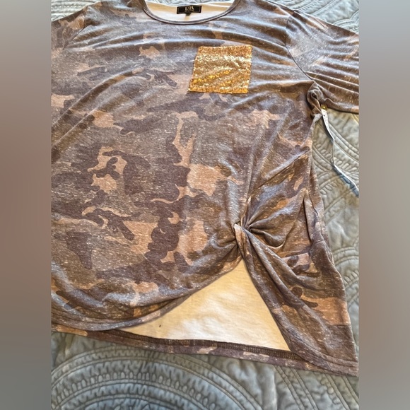 L&B Plus Size Camo Shirt with Blingy Gold Seguin Faux Pocket. Size 3X - Picture 6 of 7